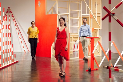 Eröffnung „Under Construction – im Aufbau“ 20.06.2024 
Uschi Reiter (afo), Judit Lilla Molnár (Künstlerin), Markus Reindl (Linz Kultur)