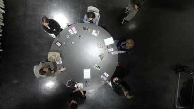 Im Vorfeld der Ausstellung diskutierten insgesamt 16 Persönlichkeiten aus unterschiedlichen Altersgruppen, Berufsfeldern und Interessensgebieten. Die von Tobias Hagleitner geführten Gepräche kreisten dabei um die Gegenstände, Bilder und Zitate, die von den Gästen mitgebracht wurden. Für die Ausstellung entstand so eine kleine, aufschlussreiche Sammlung an kuriosen Objekten, Geschichten und Thesen zu Schönheit, Hässlichkeit und Kitsch.