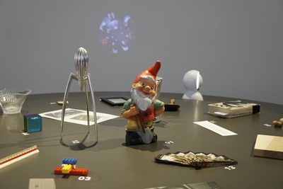 Der runde Tisch | Fundstücke, die kuriose Geschichten über das Schöne – und sein Gegenteil –  erzählen