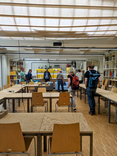 Fr, 07.06.2024 14:00 – 15:00 Uhr
Tabakfabrik Havanna
Die ROSE ist 2021 in die Tabakfabrik gezogen. An den Architekturtagen 24 zu Besuch bei den Klassen mit wandernden Tischen.