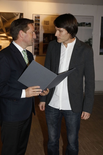 Preisträger DI Oleksii Kysilenko mit Landesrat Dipl. Ing Christian Benger