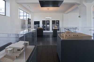 Blick in die Ausstellung "Alejandro de la Sota: Raummodelle"