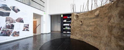 Diébédo Francis Kéré: Nachhaltige Architektur für Afrika – Lehmwand erbaut von SchülerInnen des BORG Innsbruck gemeinsam mit dem Künstler Michael Engele