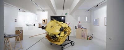 Michl Schmidt + Peter Wendl: Verteidigung des Normalzustands – Blick in die Ausstellung