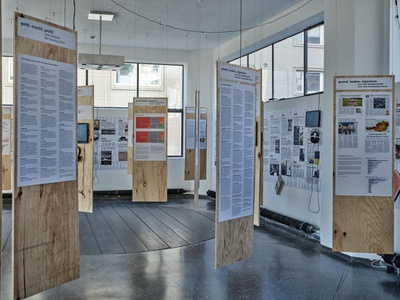 Blick in die Ausstellung im aut – Schilderwald "geld macht raum"