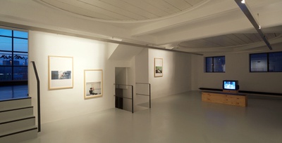 Blick in die Ausstellung im aut: Harun Farocki "Ein neues Produkt" und fotografische Intervention von Armin Linke