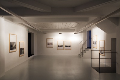 Blick in die Ausstellung im aut: Fotografische Intervention von Armin Linke