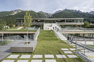 Auszeichnung des Landes Tirol für Neues Bauen 2020: Schulcampus Neustift im Stubaital, 2016 – 2019 (Architektur: fasch&fuchs.architekten)