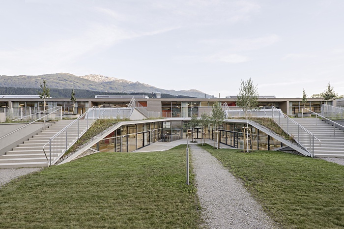 Anerkennung des Landes Tirol für Neues Bauen 2020: Schulzentrum Hall in Tirol, 2016 – 2019 (Architektur: fasch&fuchs.architekten)