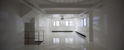 Blick in die Ausstellung "Überschattung" im aut