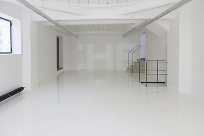 Blick in die Ausstellung im aut, Susanna Fritscher: Wand- und Bodenmalerei, Ruedi Baur: "Accélérateur typographique", Foto: ruedi baur integral