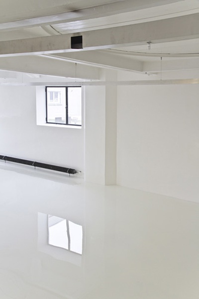 Blick in die Ausstellung im aut, Susanna Fritscher: Wand- und Bodenmalerei, Foto: Laurent Tessier