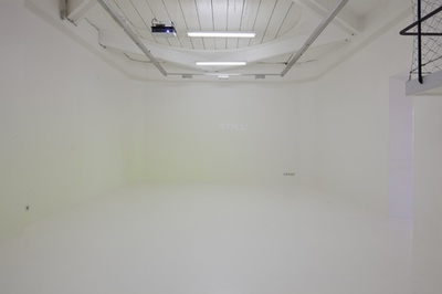 Blick in die Ausstellung "Überschattung" im aut