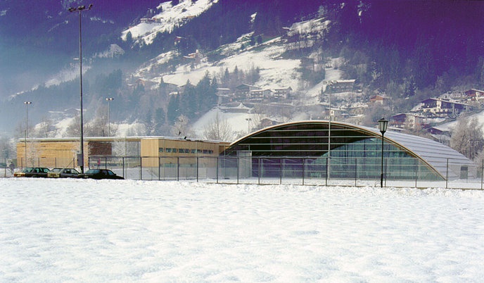 Anerkennung des Landes Tirol für Neues Bauen 1998: Freizeitzentrum Zell am Ziller, 1996-97 (Architektur: Helmut Reitter)