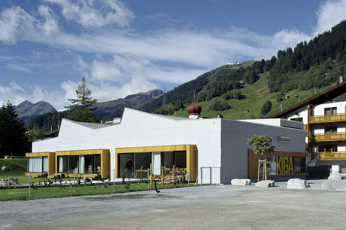 Anerkennung des Landes Tirol für Neues Bauen 2004: KIGA Kindergarten, St. Anton am Arlberg, 2003–2004 (Architektur: AllesWirdGut Architektur, Karl Gitterle)
