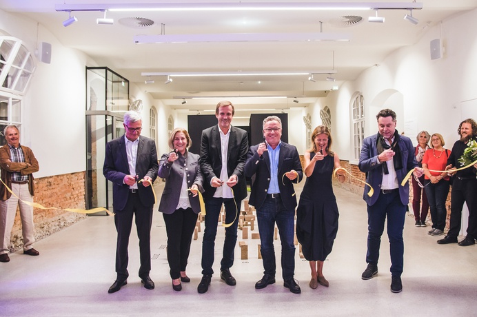 v. li n re: Harald Preuner (Bürgermeister), Andrea Brandtner (Bereichssprecherin für Soziales und Wohnbau), Johann Padutsch (Planungsstadtrat), Heinrich Schellhorn (Landeshauptmann-Stv.), Gudrun Fleischmann-Oswald (Vorsitzende Initiative Architektur), Roman Höllbacher (Künstlerischer Leiter). – © Kathrin Gollackner v. li n re: Harald Preuner (Bürgermeister), Andrea Brandtner (Bereichssprecherin für Soziales und Wohnbau), Johann Padutsch (Planungsstadtrat), Heinrich Schellhorn (Landeshauptmann-Stv.), Gudrun Fleischmann-Oswald (Vorsitzende Initiative Architektur), Roman Höllbacher (Künstlerischer Leiter).