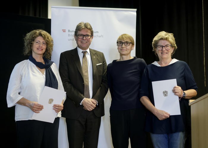 Die Preisträger:innen der Kategorie Primarstufe: VSDir.in Cornelia GUGLIELMI und  VSDir.in i.R. Karin FLATZ von der ausgezeichneten Volksschule Lauterach mit Arch. DI Susanne Fritzer vom Architekturbüro Feyferlik / Fritzer