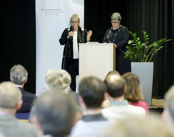 Barbara Feller mit Moderatorin Franziska Leeb