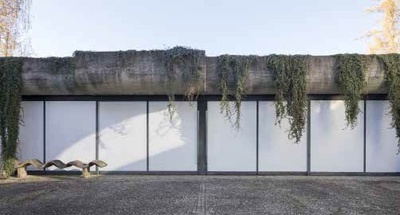 Durchlässigkeit zieht sich durch den gesamten Entwurf. Über den Hof oder zwei Seitengänge geht es in den Ausstellungsraum und weiter in den Garten sowie aufs Dach.