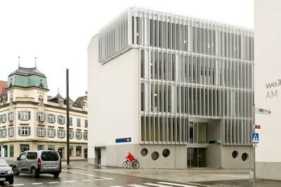 Straßenansicht des BTV Bank- und Geschäftshauses von Architekt Rainer Köberl