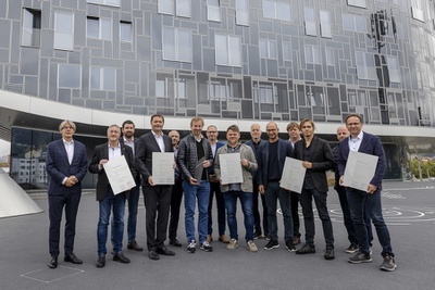 Die Bauherrschaft, Jury und Ausgezeichneten vor dem Perma 2 Urban Hybrid in Innsbruck