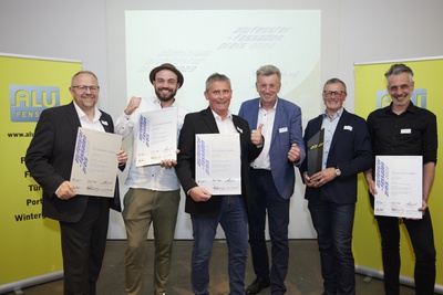 Gewinner ALU-SOMMER für DC3 Tower mit Architektenteam, Bauherrn und Aluminium-Profil-System-Anbieter.
Personen vlnr: Günther Sturm Alukönigstahl, Aluminium-Profilsystem | Felix Reitberger, Greystar Austria, Bauherr | Anton Stifter + Hans Tritremmel + Roland Lehrner, alle Alu Sommer Gewinner des Alufenster-Fassadenpreises2023 | Vinzenz Dreher, Dietrich Untertrifaller Architekten