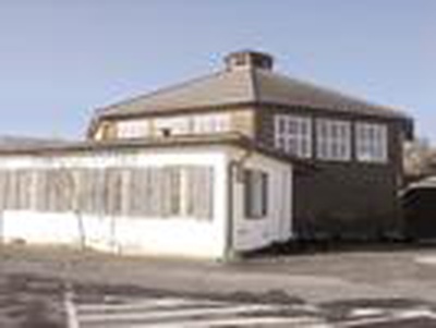 Die alte Rinderhalle in Oberwart mit vorgelagertem Nebengebäude, Foto: Richard Woschitz Die alte Rinderhalle in Oberwart mit vorgelagertem Nebengebäude, Foto: Richard Woschitz