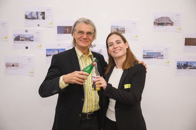 Aluminium-Architektur-Preis 2025: Preisverleihung Harald Greger (ehem. GF, Aluminium-Fenster-Institut) und Agnes Hartl (Marketing und Kommunikation, Aluminium-Fenster-Institut) (c) Aluminium-Fenster-Institut/APA-Fotoservice/Rastegar