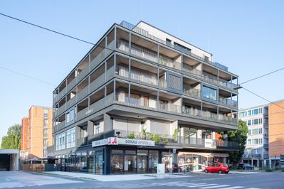 Bauherr:in:	Elisabeth, Herbert und Alexander Paulischin, Linz  Architektur:	Gernot Fritz Tragwerksplanung: ConLignum ZT GmbH