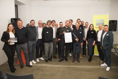 Aluminium-Architektur-Preis 2025: Preisverleihung Gewinner des AAP 2025 und beteiligte Unternehmen an der Sport-Arena Wien Namen v. l. n. r.: Agnes Hartl (Aluminium-Fenster-Institut), Christian Weinzierl, Alexander Meier (MKW Oberflächen + Draht GmbH), Thomas Sattler (AFI-Obmann, KBO Ostermann GmbH), Wilhelm Pichler (AFI-Obmann-Stellvertreter, Metallbau Wastler GmbH), Josef-Matthias Printschler (Architekturstiftung Österreich), Peter Krameter (AMARI Austria GmbH), Anton Resch (AFI-AMFT), Michael Strasser (ICC Fassadentechnik GmbH), Manuel Kainz, Andreas Bremhorst (beide vorne Mitte, Karl und Bremhorst Architekten ZT GmbH), Günther Kastner (AMARI Austria GmbH), Michael Korntner (Alu-Königstahl GmbH), rechts hinten Wolfgang Krenn (AFI-Beirat, Karl Leicht Gesellschaft m.b.H.), links davor Florian Rußmann (Stadt Wien - Sport MA 51), rechts folgend Philipp Köfer, Tita Maria Strake (Stadt Wien - WIP), Ing. Roman Fritz-Salamon, Mathias Lindis (Metallica Stahl– und Fassadentechnik GmbH) (c) Aluminium-Fenster-Institut/APA-Fotoservice/Rastegar