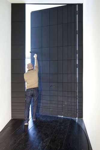 eins zu zwei – zwei zu eins – Blick in die Ausstellung im aut – Türe (EOOS) – Eingang unter Verwendung von Le Corbusiers Modulor; Bildnachweis: © B&R