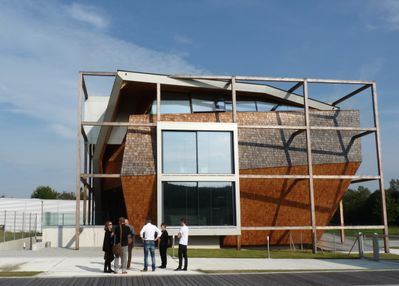 Bauherrenpreis 2014 – Die Juryreise – Vor dem Firmengebäude Office OFF in Steinberg-Dörfl/Burgenland (Architekten: heri & salli)