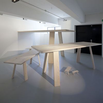 eins zu zwei – zwei zu eins – Blick in die Ausstellung im aut – Maßstabsraum, "RaumTischBankHocker" (EOOS); Bildnachweis: © B&R