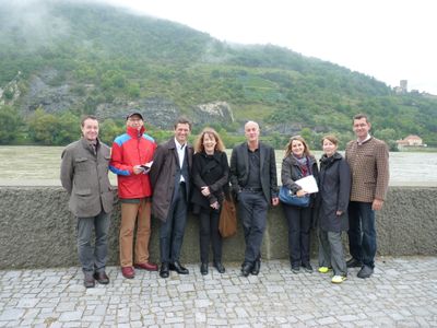 Bauherrenpreis 2014 – Die Juryreise – Besichtigung der Hochwasserschutz-Bauten in Rossatz-Arnsdorf. Im Bild: Vertreter der Gemeinde, Architekt Karl Langer, Marta Schreieck, Otto Kapfinger, Zvonko Turkali sowie das BHP-Organisations-Duo Evelyn Appinger und Katrin Stingl.