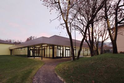 Bauherr:in:	Marktgemeinde Moosburg Betriebs- und Beteiligungs GmbH über Kärntner Siedlungswerk Gemeinnützige GmbH Architektur:	Urmann Radler ZT GmbH Tragwerksplanung: Freller ZT