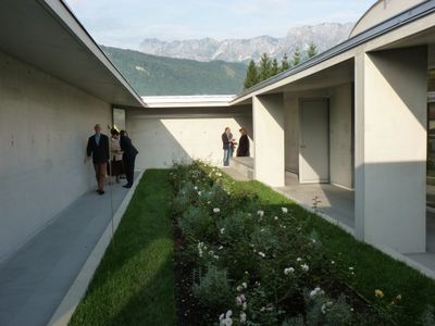 Bauherrenpreis 2014 – Die Juryreise – Im Hof des Generalats der Halleiner Aschwestern Franziskanerinnen (Architekt Heinz Tesar)