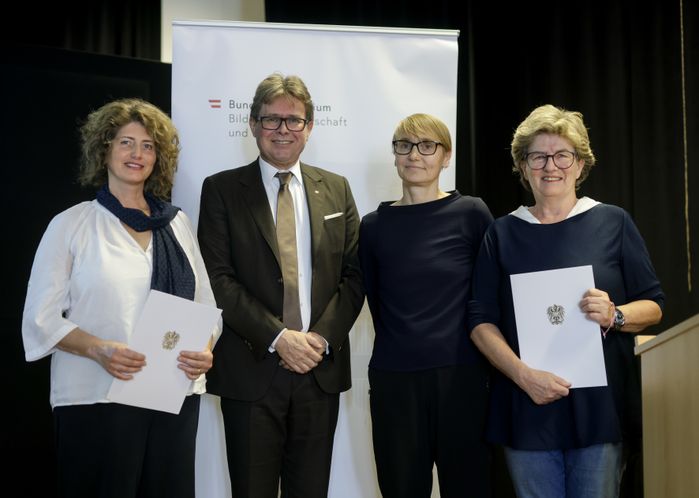Die Preisträger:innen der Kategorie Primarstufe: VSDir.in Cornelia GUGLIELMI und  VSDir.in i.R. Karin FLATZ von der ausgezeichneten Volksschule Lauterach mit Arch. DI Susanne Fritzer vom Architekturbüro Feyferlik / Fritzer