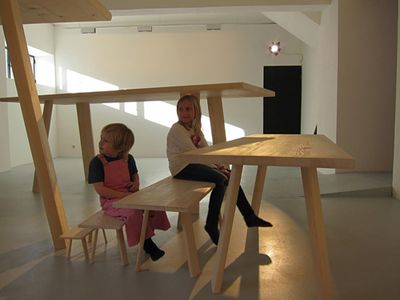 eins zu zwei – zwei zu eins – Blick in die Ausstellung im aut – Maßstabsraum, „RaumTischBankHocker“ (EOOS); Bildnachweis: © aut