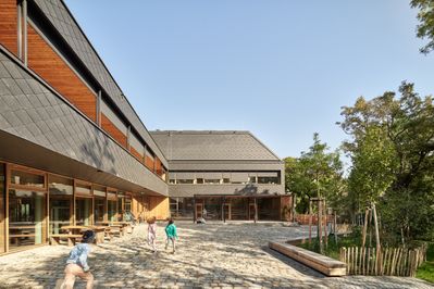 Bauherr:in: Rudolf-Steiner-Schulverein Wien Mauer; Architektur: Dietrich Untertrifaller Architekten ZT GmbH  / ANDIBREUSS; Freiraumplanung: Carla Lo Landschaftsarchitektur; Tragwerksplanung: Gschwandtl & Lindlbauer, KPZT DI Kurt Pock