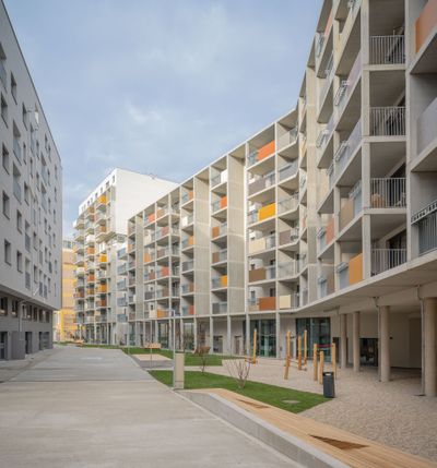 Bauherr:in: WBV-GPA Wohnbauvereinigung für Privatangestellte Gemeinnützige GmbH / EBG Gemeinnützige Ein- und Mehrfamilienhäuser Baugenossenschaft reg. Architektur: M&S Architekten ZT GmbH / Architekten Gerner und Partner ZT GmbH / transparadiso ZT KG Freiraumplanung: YEWO LANDSCAPES GmbH Tragwerksplanung: BUSCHINA & PARTNER ZIVILTECHNIKER GMBH