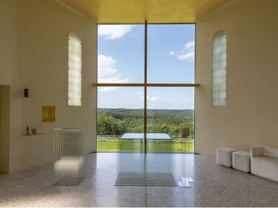 Burgenland - Neuhaus in der Wart Kirche Neuhaus in der Wart Bauherr_in: Pfarre Neuhaus in der Wart, Diözese Eisenstandt Bauamt Architektur: Doris Dockner Interior Architecture & Artworks, Graz / Tritthart+Herbst Architekten, Graz