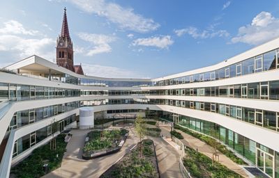 Ingrid-Leodolter-Haus, Pflegewohnhaus Rudolfsheim; Bauherr: GESIBA Gemeinnützige Siedlungs- u. Bau AG / KAV–Wiener Krankenanstaltenverbund; Architektur: wimmerundpartner architektur: wup ZT GmbH, Wien; Freiraumplanung: EGKK Landschaftsarchitektur, Wien