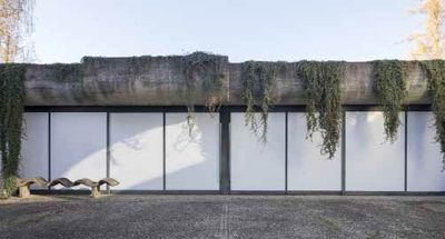 Durchlässigkeit zieht sich durch den gesamten Entwurf. Über den Hof oder zwei Seitengänge geht es in den Ausstellungsraum und weiter in den Garten sowie aufs Dach.