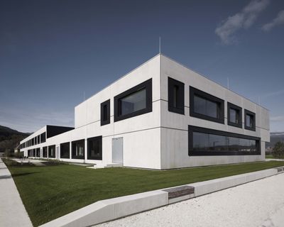 Tourismusberufsschule Villach – Bauherrschaft: Landesimmobiliengesellschaft Kärnten GmbH; Architektur: DI Stefan Marte, marte.marte architekten zt gmbh; Freiraum: 3:0 Landschaftsarchitektur