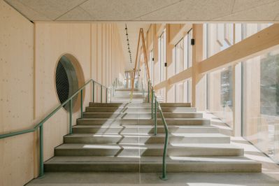 Bauherr:in:	Stadt St. Pölten Architektur:	Schenker Salvi Weber Architekten ZT GmbH  Freiraumplanung: Rupert Halbartschlager, bauchplan ).(  Tragwerksplanung: Werner Sobek AG