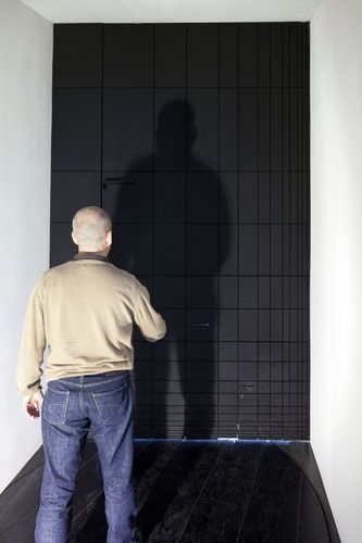 eins zu zwei – zwei zu eins – Blick in die Ausstellung im aut – Türe (EOOS) – Eingang unter Verwendung von Le Corbusiers Modulor; Bildnachweis: © B&R