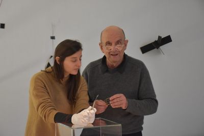 Franco Clivio beim Aufbau der Ausstellung "Manifolds"