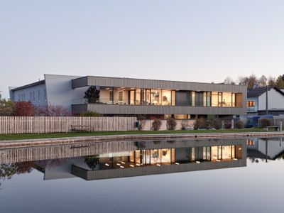 Bauherr:in: Hartl Verwaltungs GmbH Architektur: huber ARCHITEKTUR ZT / MAYAA Ingenieurbüro f. Innenarchitektur, Architektur Tragwerksplanung: Bauplan-Service GmbH