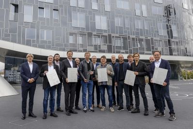 Die Bauherrschaft, Jury und Ausgezeichneten vor dem Perma 2 Urban Hybrid in Innsbruck