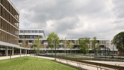 Pflegewohnhaus Baumgarten – Bauherrschaft: Stadt Wien vertreten durch den Krankenanstaltenverbund (KAV), Teilunternehmung 4, Dir. Hannes Bubich; Architektur: Arch. Walter Ifsits, Ganahl-Ifsits-Architekten; Freiraum: Rajek Barosch Landschaftsarchitektur